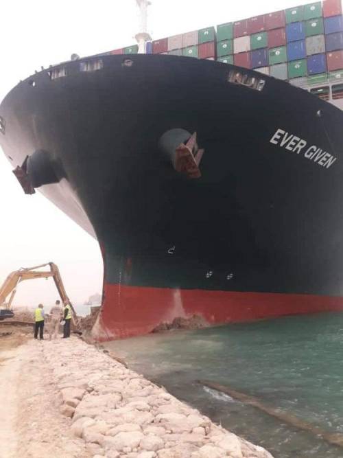 Un énorme porte-conteneurs s'est retrouvé coincé dans le canal de Suez et a bloqué tout le trafic sur l'importante voie navigable